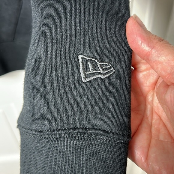 New Era Black Crewneck Sweater with kangaroo front Pocket Size Large - Picture 7 of 11